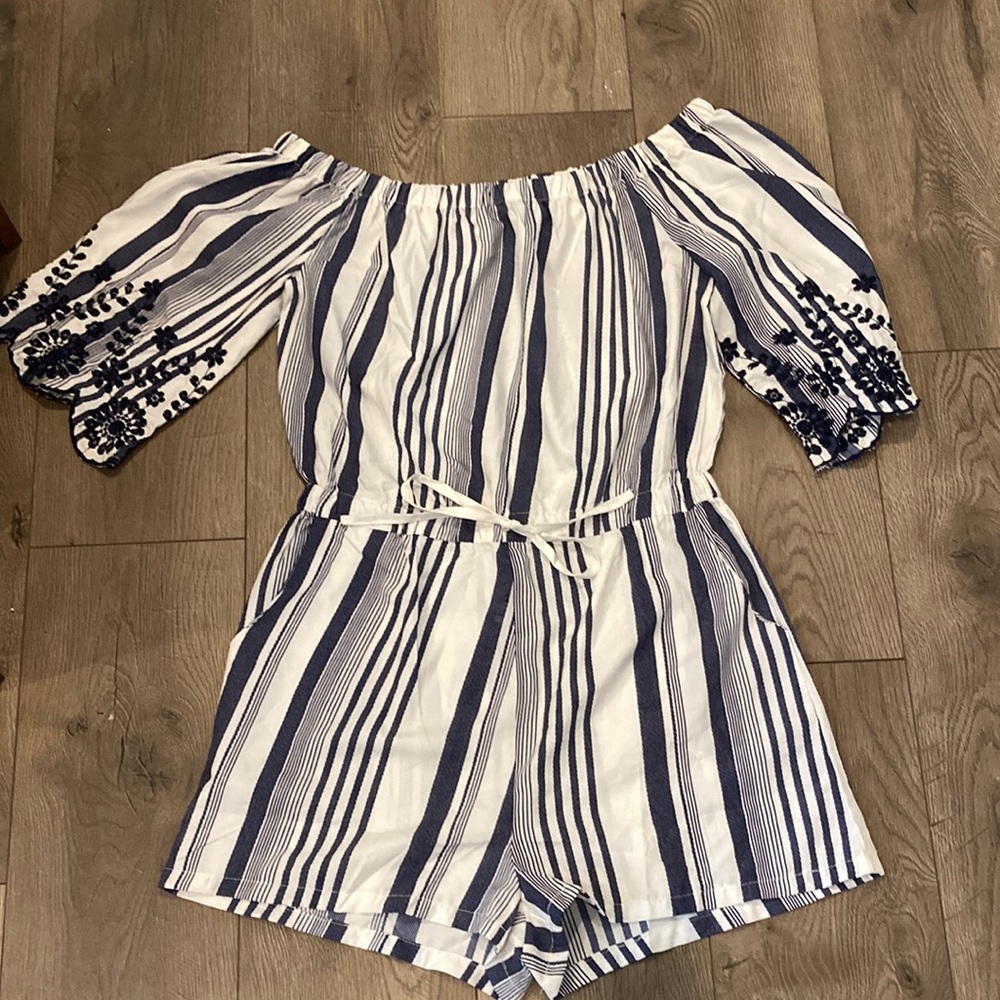 Style house navy and white striped romper detailed sleeves size L NWT